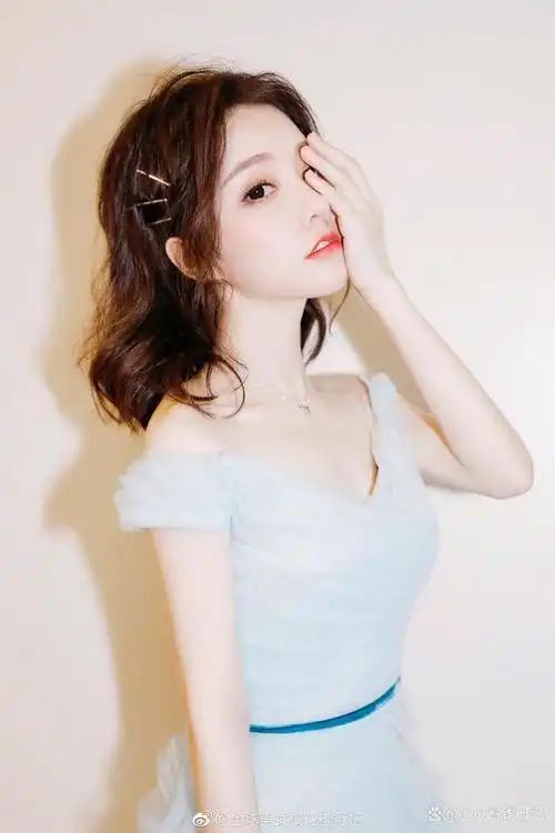 冯提莫作为初代网红,在网上的影响力还是非常巨大的