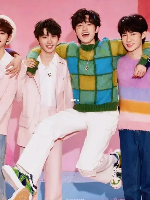 亚轩总是让合照变得很生动06