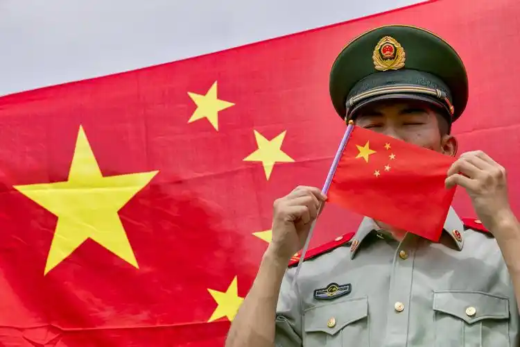 图3,深情亲吻国旗表达崇高敬意(张宸硕 摄)