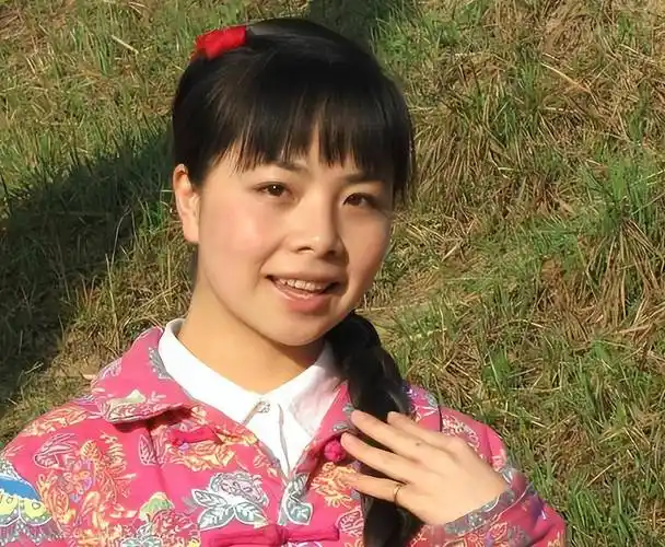 "草根歌手"王二妮和农村小伙结婚8年,她变化不大,他却像换了个人