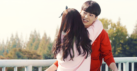 金珉锡拥抱害羞exo可爱gif动图_动态图_表情包下载_soogif