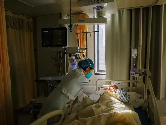 2022年12月29日,北京市垂杨柳医院ccu(心脏重症监护室),医务人员为