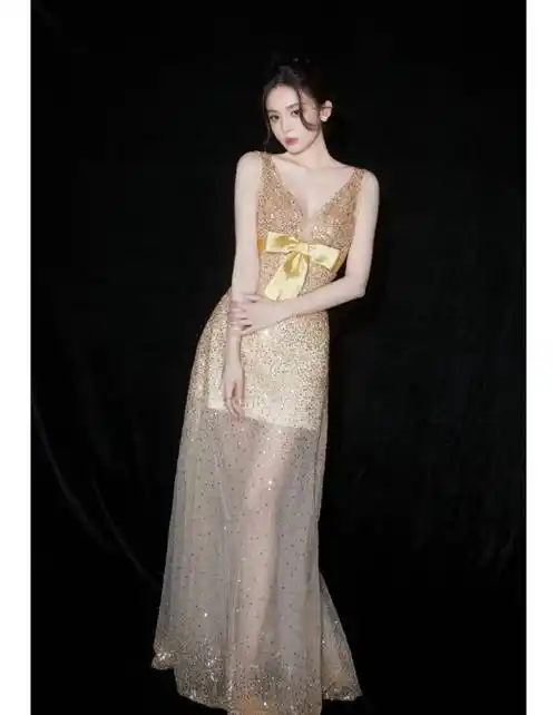 古力娜扎不愧是天生尤物,穿香槟色的细闪礼服华丽精致,妩媚动人_时尚