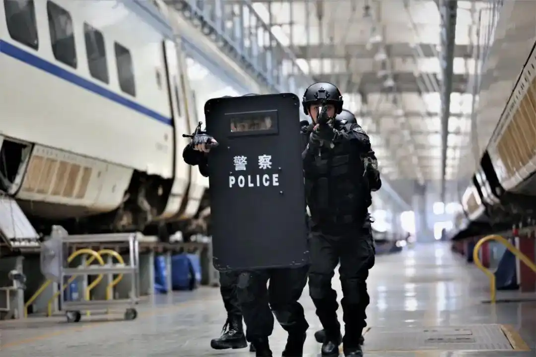 帅呼和浩特铁路公安特警实战大练兵多图燃爆来袭