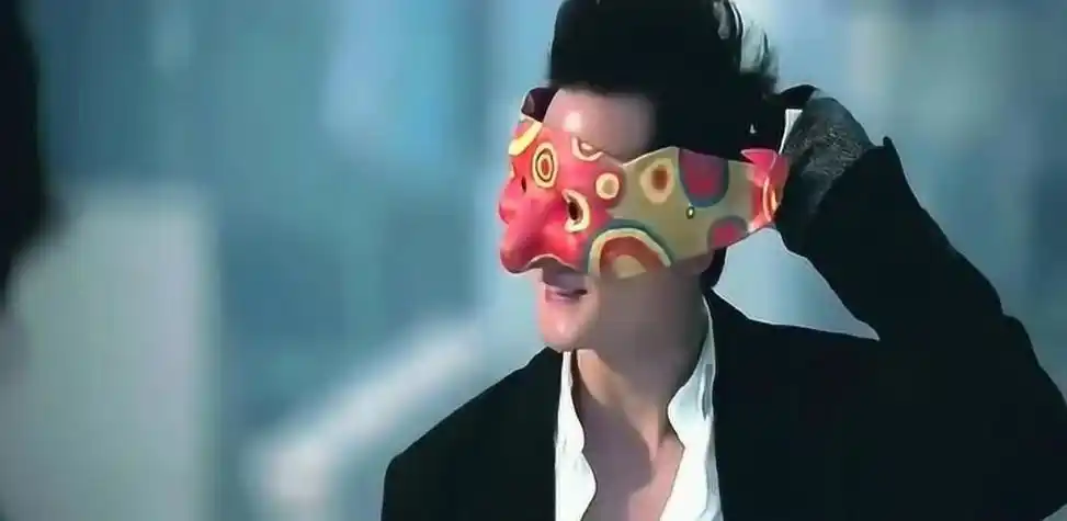 他在影片中贡献了无数经典的画面:没想到吧,吴彦祖戴着 " 阿祖面具 "