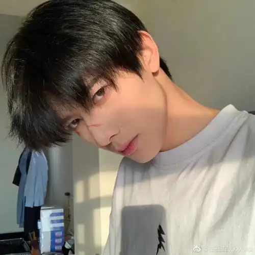 男生如何自拍才帅气