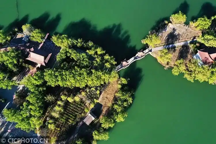 航拍甘肃高台月牙湖 高台月牙湖公园