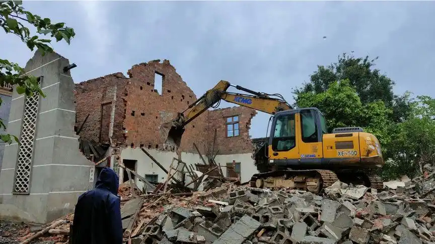 挖机下雨天拆一栋房子,太大意了,砖头砸到电线上面