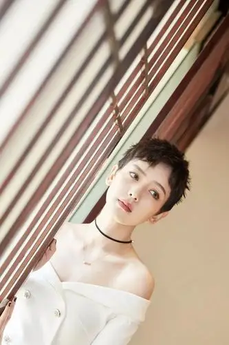 李晓峰出席时装周 简约白裙尽显知性魅力