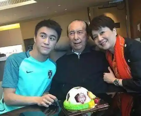 何猷君谈妈妈生日为何唱《月亮代表我的心》,真实原因让人特感动