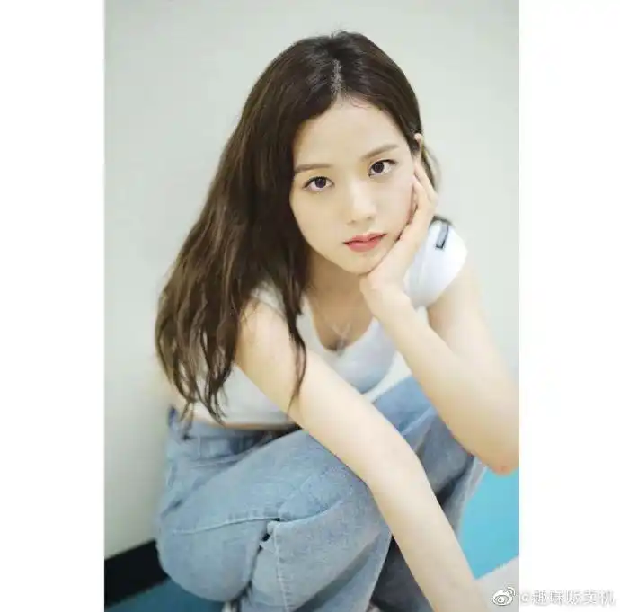 icon |#蚂蚁腰挑战#有蚂蚁腰加持的jisoo,简简单单的白t也能穿得这么