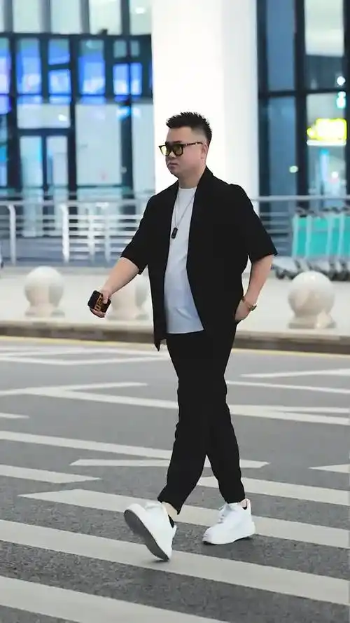 胖男生穿五分袖西服是真的显瘦又帅气