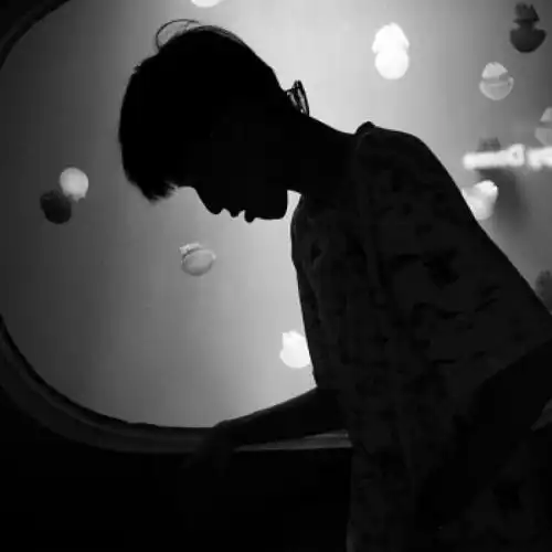 qq头像男生黑白高冷有时会被失望绊倒不要太骄傲