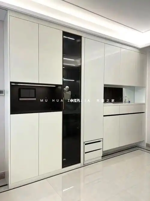 玄关鞋柜,它采用双隔间设计,可以分别收纳不同的鞋子,合理利用空间