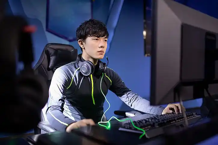 年轻人玩电竞游戏