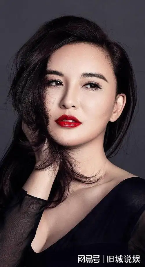 内地女演员莫小奇时尚靓丽