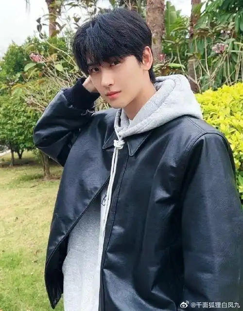 黄俊捷突然被cue的反应##黄俊捷自己给自己做妆造