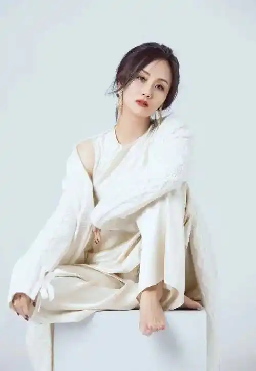 原创52岁李颖冻龄不改一袭白衣笑颜如花不愧是最美挂历女郎