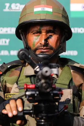 印度士兵展示印军制式武器