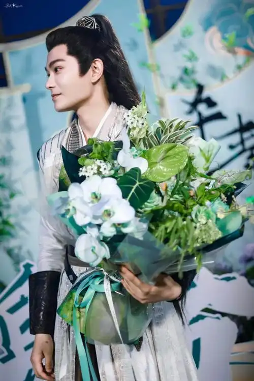 丁禹兮杀青了#恭喜@丁禹兮山河枕杀青啦,杯子分蛋糕的仪式感也太可爱