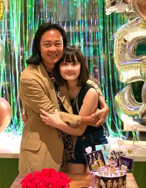 草蜢乐队蔡一智晒全家福,为15岁女儿庆生,一家人三个姓长相相似