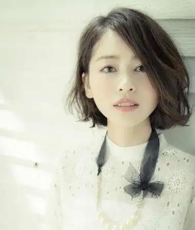 短发翻翘发型图片 短发烫翻翘发型