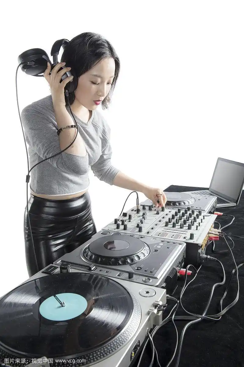打碟的年轻女dj