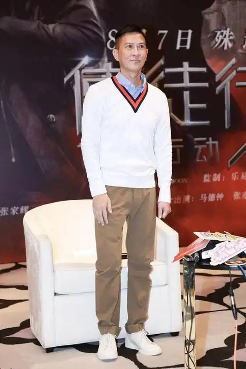 张家辉剪短头发梳成一款斜偏分发型52岁了也很有精气神