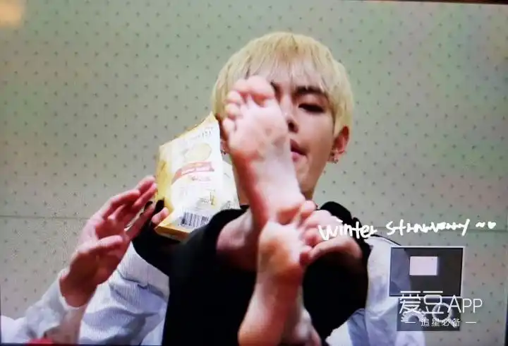 防弹少年团分享161022泰泰赤脚大仙附体签售会美脚成焦点