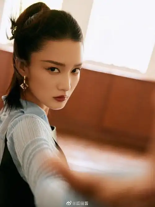 李沁黑色超短皮裙好飒##李沁蓝色挑染高马尾造型