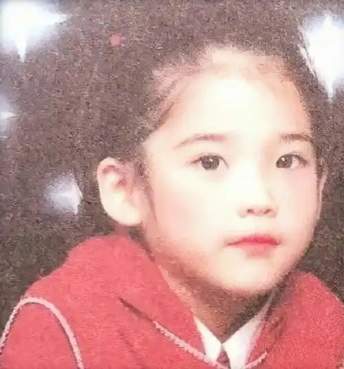 iu上传了两张小时候的照片祝贺弟弟生日zt