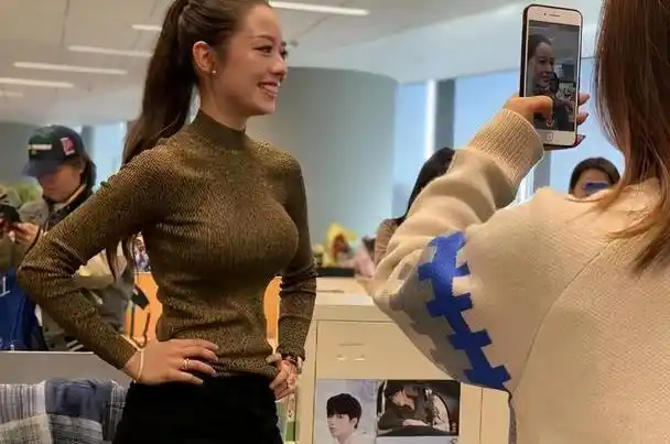 吉娜大孕肚这次真遮不住啦!穿小香风显臃肿孕肚,四肢却格外纤细