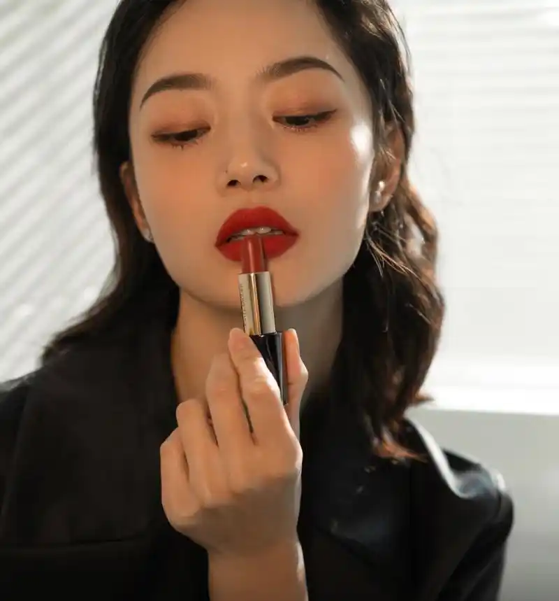 涂口红不好看可能是方法错了,常见的口红为4种,涂抹方法各不同