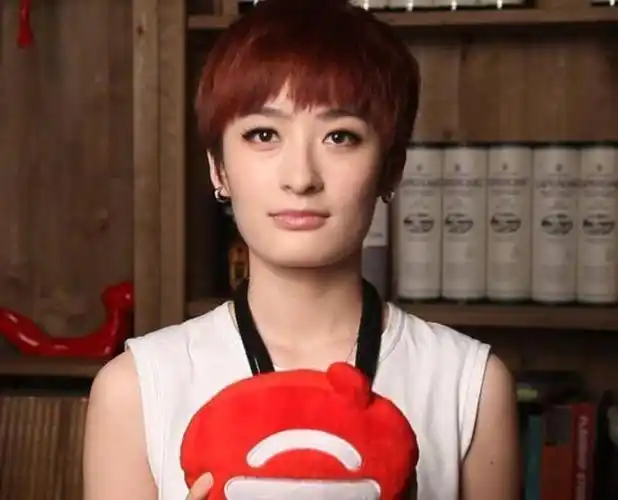 曾轶可的创作实力相当可以,她的原创歌曲《狮子座》,《最天使》和《有