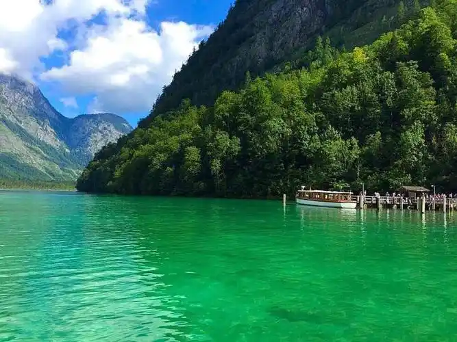 翡翠般的湖水 让人想起四川的九寨沟 国王湖