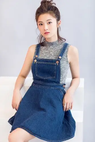 邵芸最新"丸子头"写真曝光 俏皮灵动气质好评