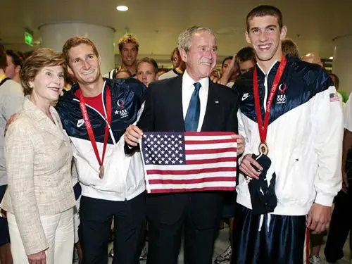 图文布什父子助阵美国军团与菲尔普斯合影