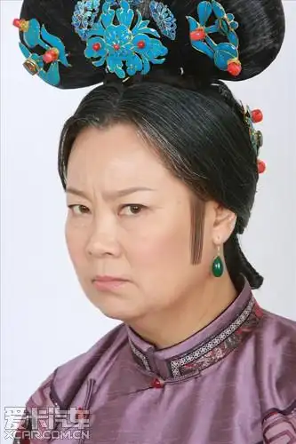 新版还珠格格容嬷嬷方青卓饰(有人说像带了假头套的郭冬临)