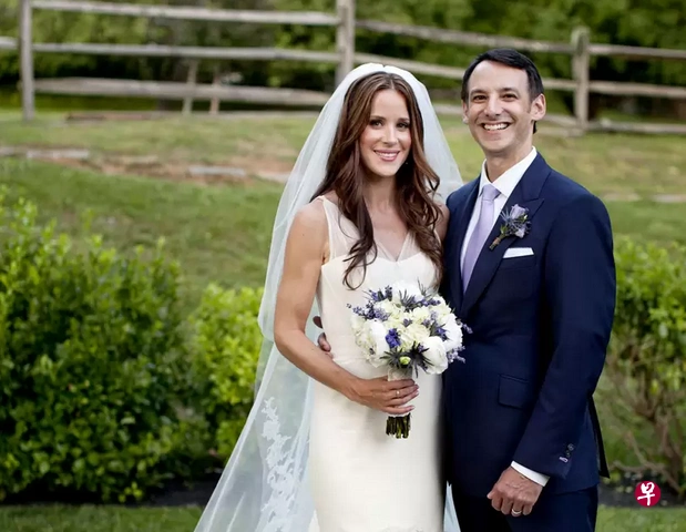 拜登之女艾希莉2012年与丈夫结婚时的婚纱照.(互联网)