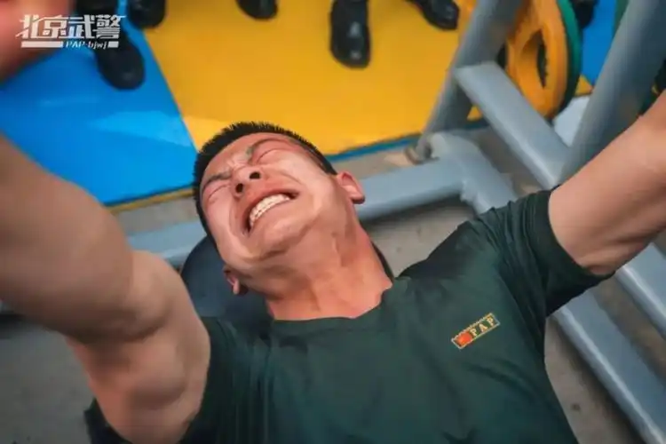 军人生来为战斗"硬汉"与"铠甲"是军人的代名词身披"肌肉铠甲"在强军