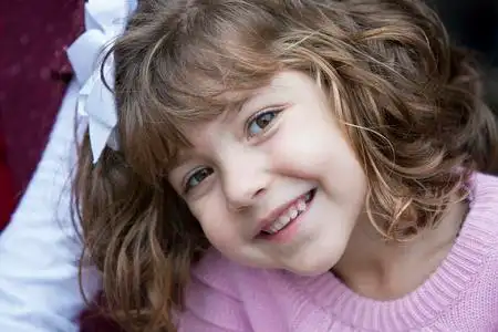 可爱的微笑小女孩照片