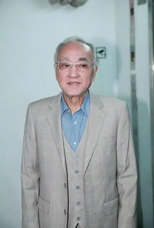 78岁卢海鹏病愈后罕露面消瘦明显气色尚可叼雪茄献唱中气十足