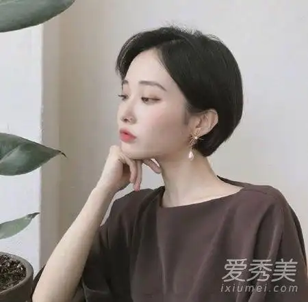 女生夏天剪什么短发最帅气 脸型小的人适合什么短发_爱美网发型