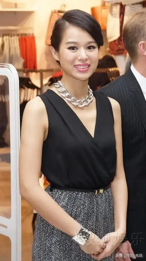 "最丑港姐"胡杏儿:与黄宗泽相恋8年,40岁嫁富商,5年连生3胎