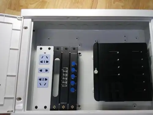 弱电箱插座需要几孔