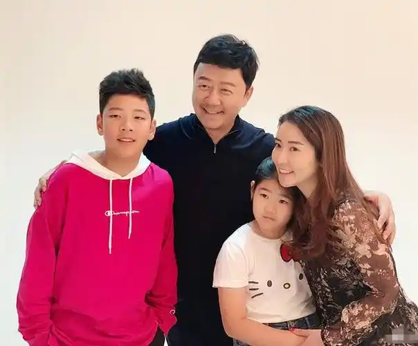 就是不知道石头在长大了之后,是否会跟自己的父亲一样进入娱乐圈发展