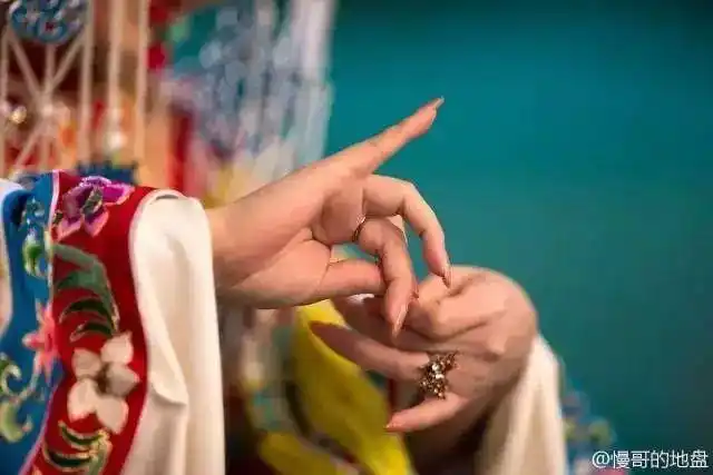 【梨园风·悦读】"她们"靠"手"就能迷倒众生!