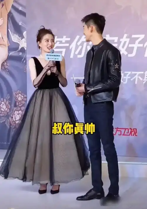 徐璐和张翰宣传新片甜蜜互动穿波点蓬蓬裙似小公主少女和大叔