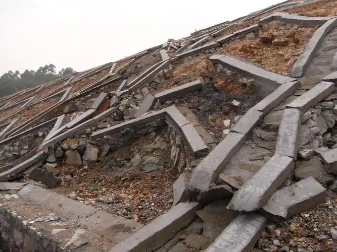 【警示】很危险的边坡滑坡现场图片