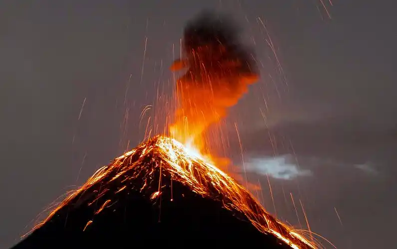 震撼摄影师近距离拍摄富埃戈火山喷发瞬间